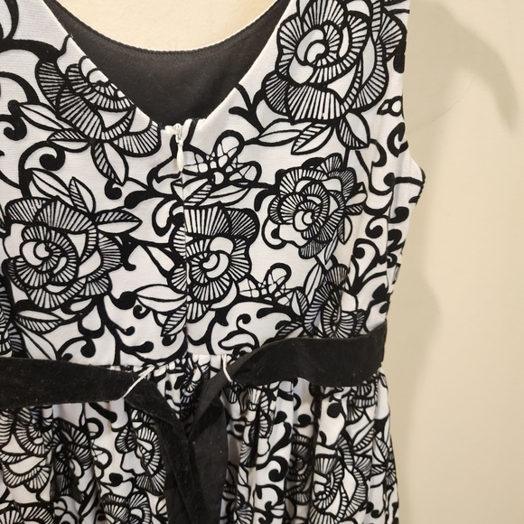 Emely West White and Black Hollidays Girls Velvet Floral detail size Girls 16 - Picture 4 of 13